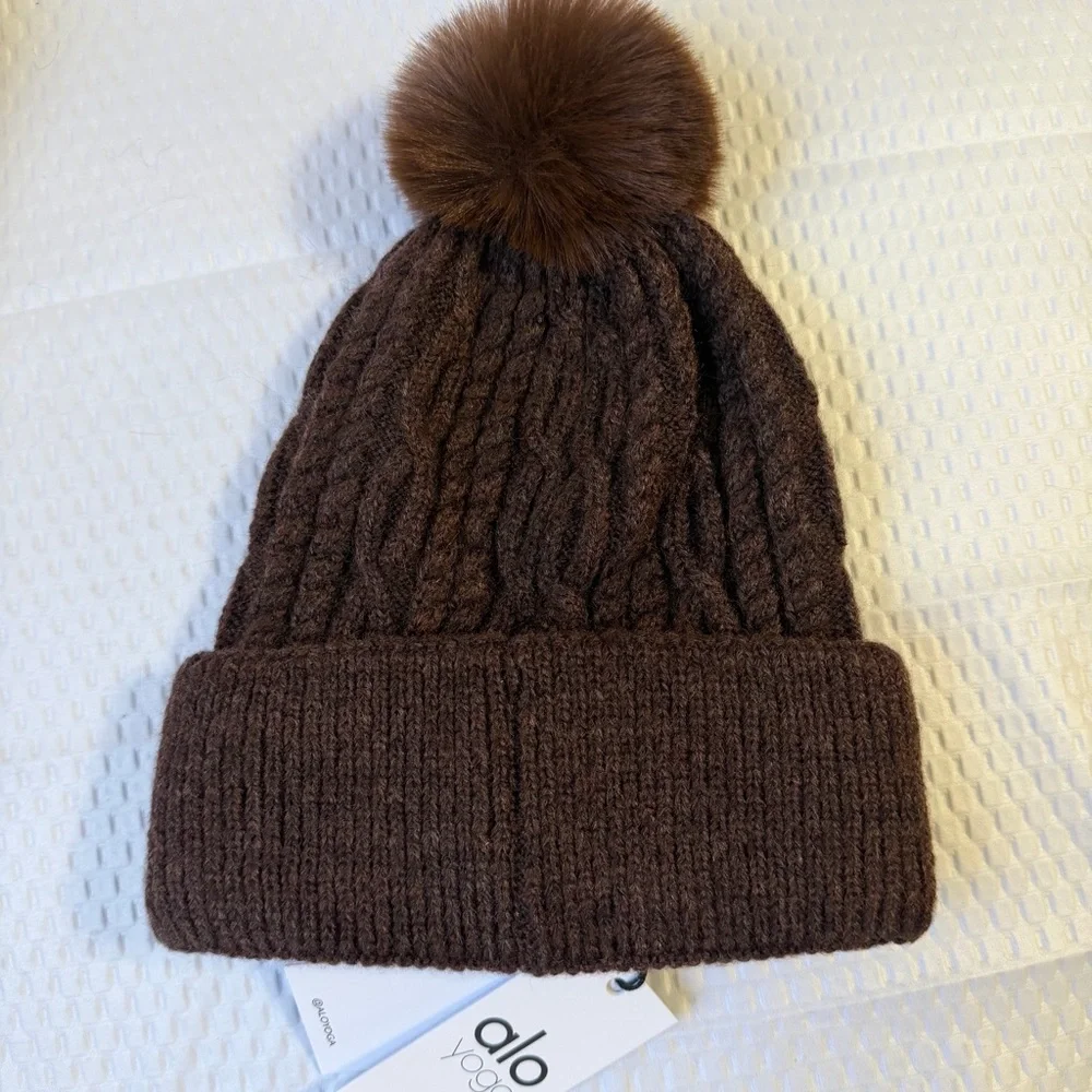 AUTHENTIC WOMEN’S ALO YOGA CHOCOLATE BROWN CABLE KNIT BEANIE WITH POM POM LUXURY - Picture 4 of 5
